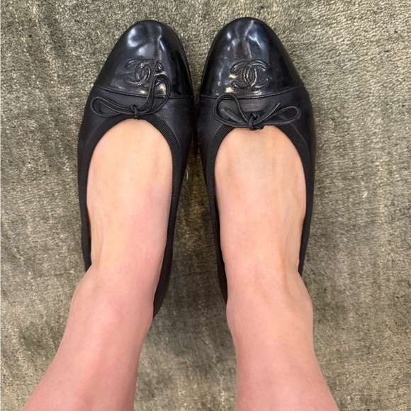 CHANEL Black Lambskin Ballet Flats with Patent Toe and CC Medallion - Picture 2 of 10